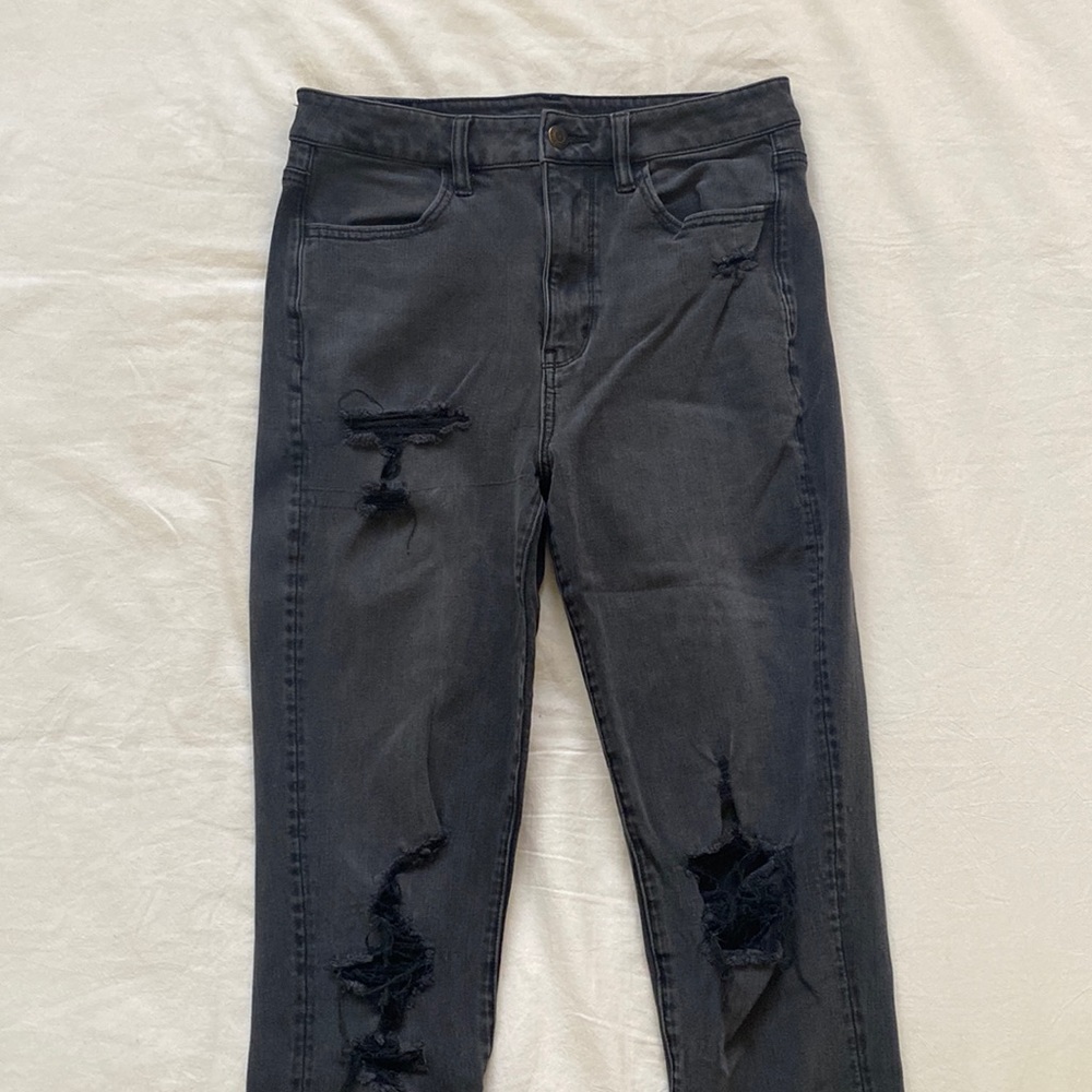 AE SUPER STRETCH DISTRESSED BLACK SKINNY JEANS